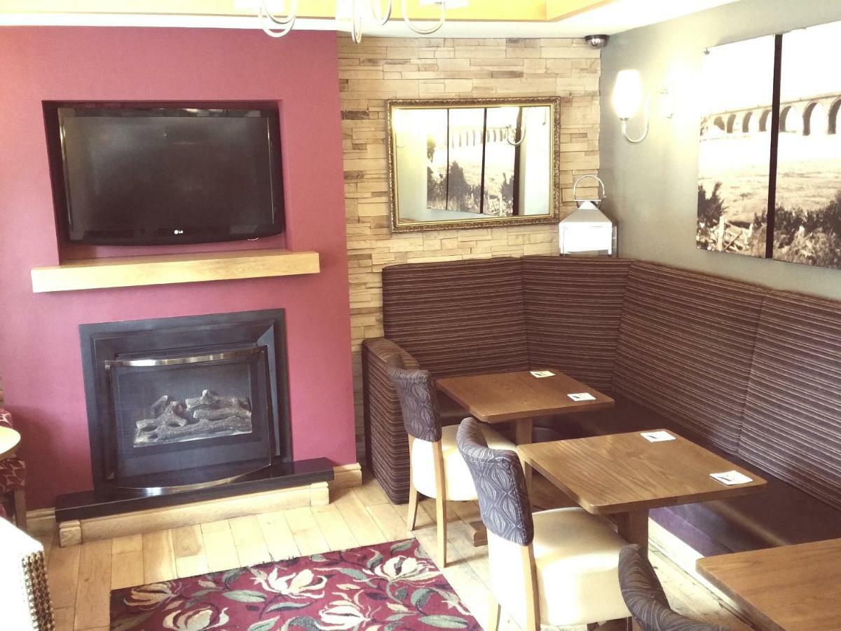 The Fountain Inn Hendy Extérieur photo